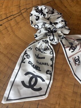 CHANEL Ribbon-style
Scrunchie Hair Accessory Hair